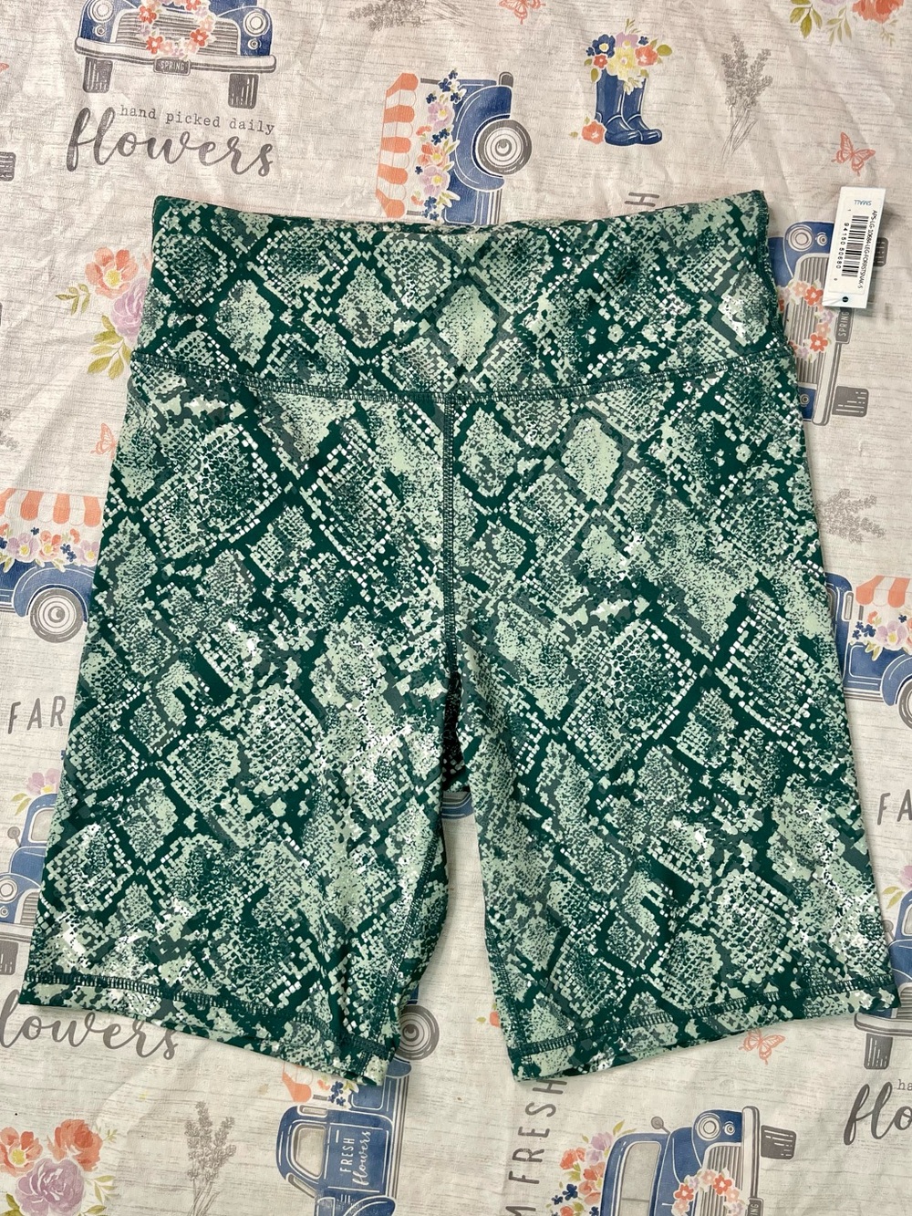 Walk Pop Green Snakeskin Print Bike Shorts Leggings Women’s Size Small NWT